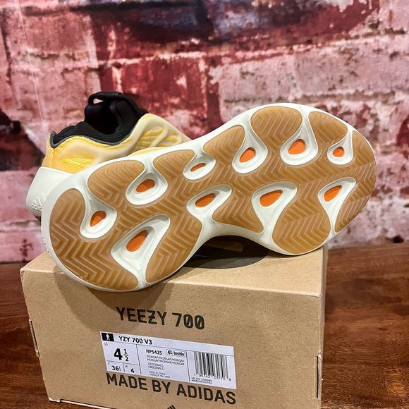 BRAND NEW YEEZY 700 V3 HP5425 SIZE 4.5 - Picture 6 of 8